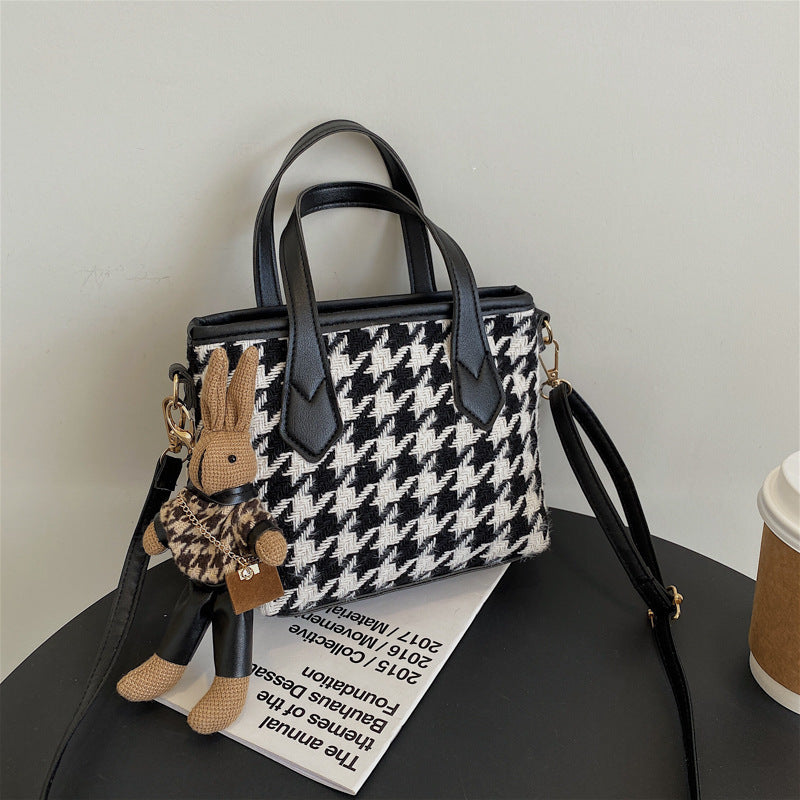 Elegant Houndstooth Handbag – Kybele Autumn 2025